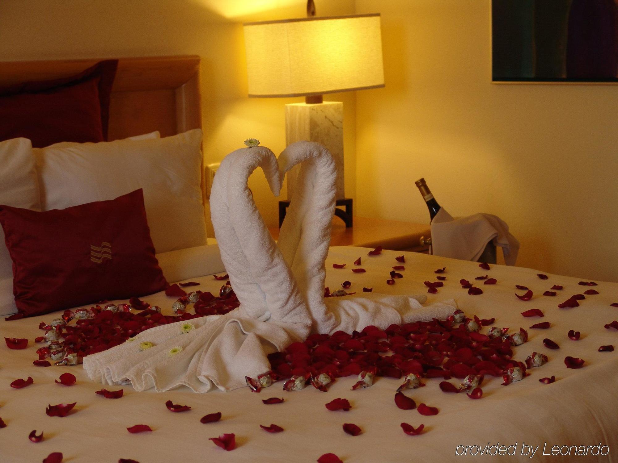 Gamma By Fiesta Americ Xalapa Nubara Room photo A bed decorated for a romantic night